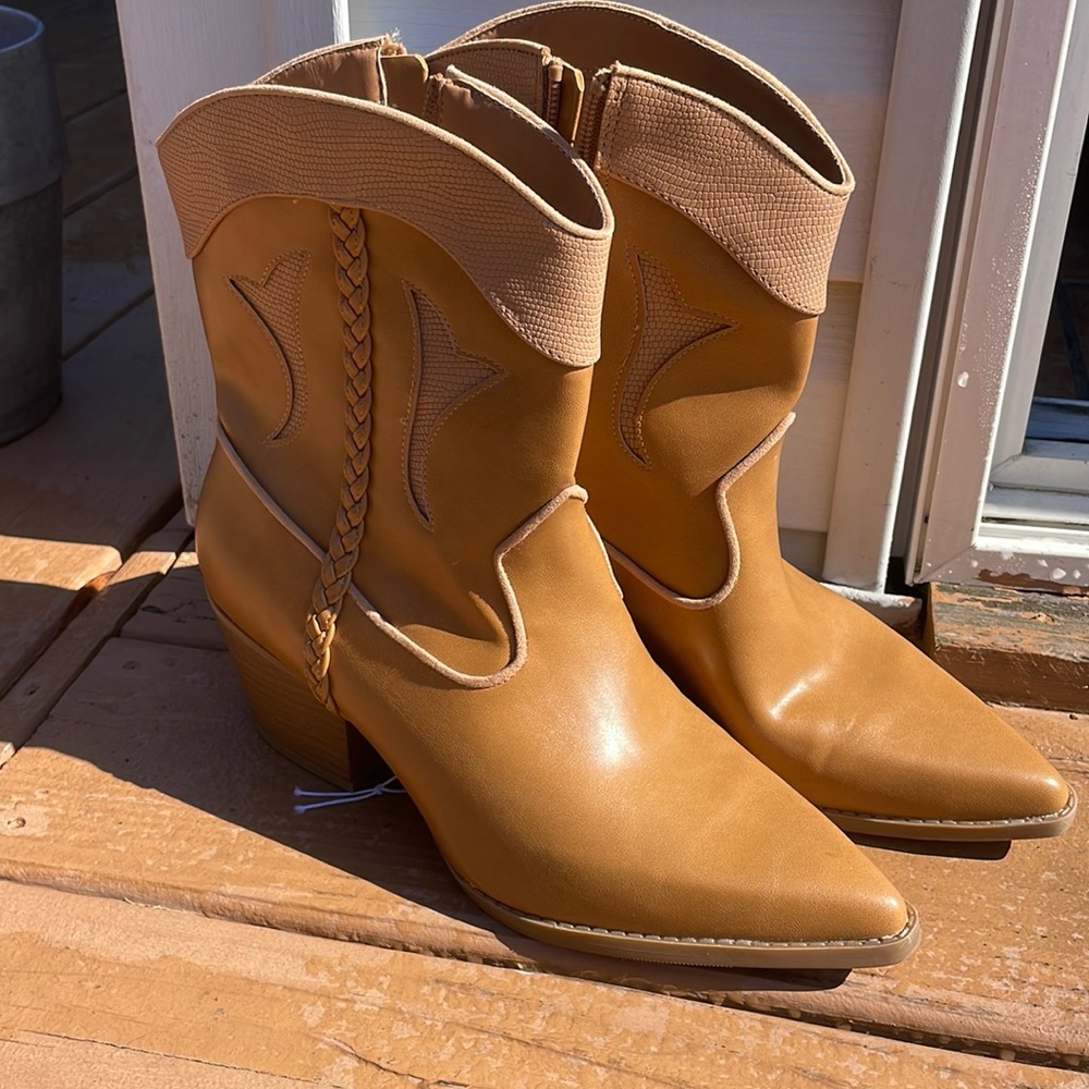 NEW Tan boots! Size 10